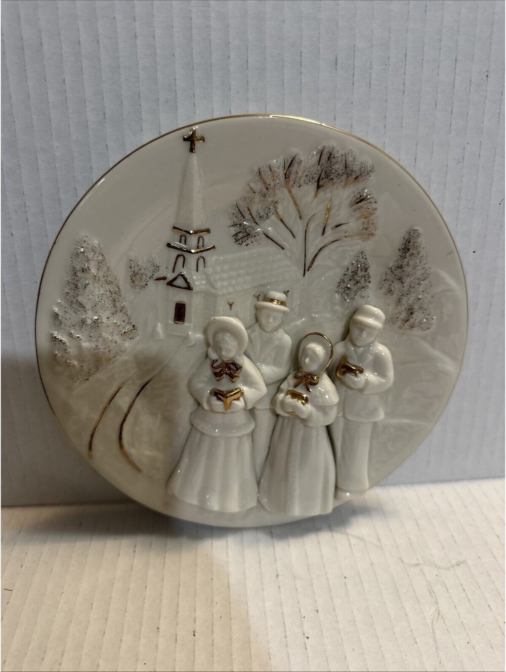 Mikasa Fine Porcelain 3D Christmas Carol Singers Plate Holiday Elegance FK001